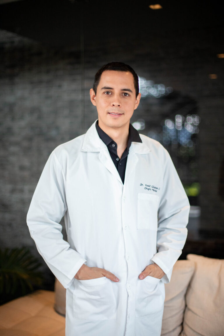 Yesid-Cardenas-Cirujano-Plastico-scaled-1